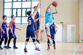 萨姆·索萨因球棒内藏软木塞被裁判当场抓包，引发全美关于诚信的剧烈讨论